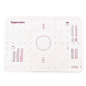 Tupperware silikoonist rullimisalus mõõtude ja abimärgistustega.