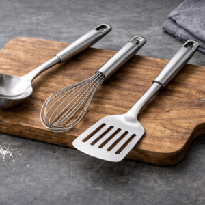 Roostevabast terasest köögiriistad